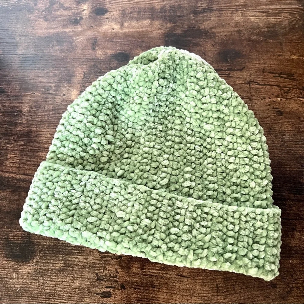 Crochet PRE-OWNED Green & White Handmade Baby Beanie Size 6-12 Months
